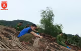 Hành động đẹp sau trận giông lốc làm người dân xúc động